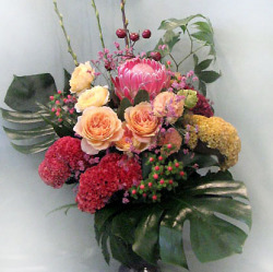 還暦祝いに贈るプロテアとバラアレンジ花　二子玉川の花屋