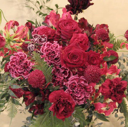 還暦祝い　60歳の誕生日祝いに贈るアレンジメント　二子玉川の花屋　ネイティブフラワーイーダ　深紅のバラ・カーネーション花束