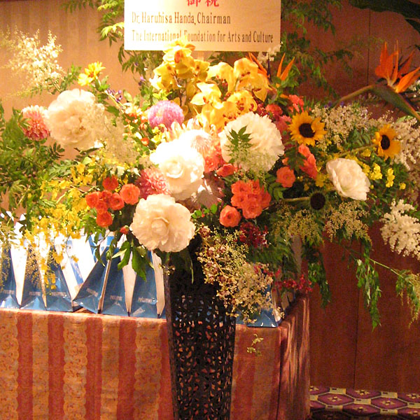 舞台に贈るスタンド花　芍薬とヒマワリ　二子玉川の花屋　ネイティブフラワーイーダ 