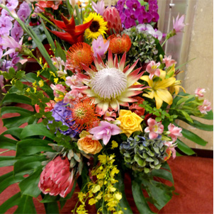 公演祝いのお花　楽屋花にも人気の極彩色のスタンド花