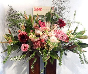東京に贈るスタンド花　贈る方の気持ちを表現した豪華スタンド花