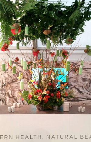 新商品発表イベントの会場装花　ネイティブフラワー　グリーンのディスプレイ
