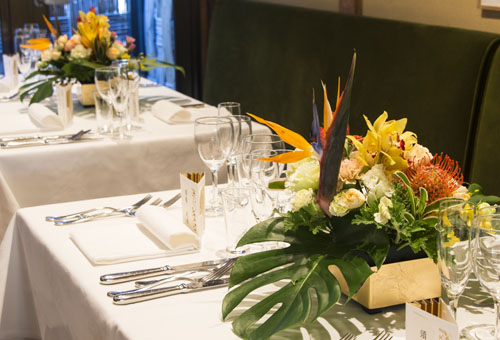 結婚式 レストランウェディング会場装花　テーブルのアレンジメント装花