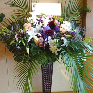渋谷のオフィス・企業に贈る 華やかさと色で勝負 スタンド花・カサブランカ