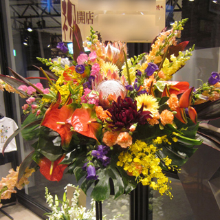 渋谷のクラブに贈る 華やかさと色で勝負 スタンド花・アンティークイエロー