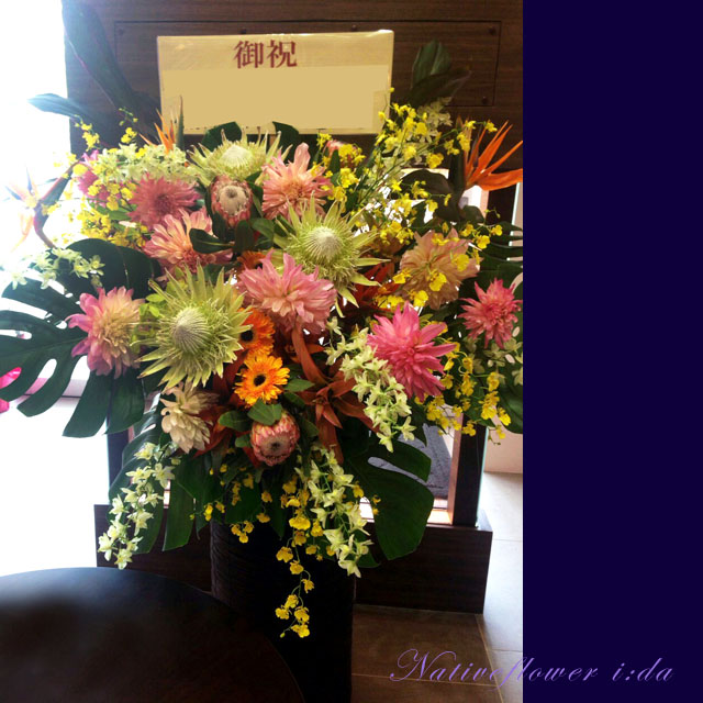 銀座の劇場・楽屋に贈る 華やかさと色で勝負　お祝いスタンド花　MATSURI