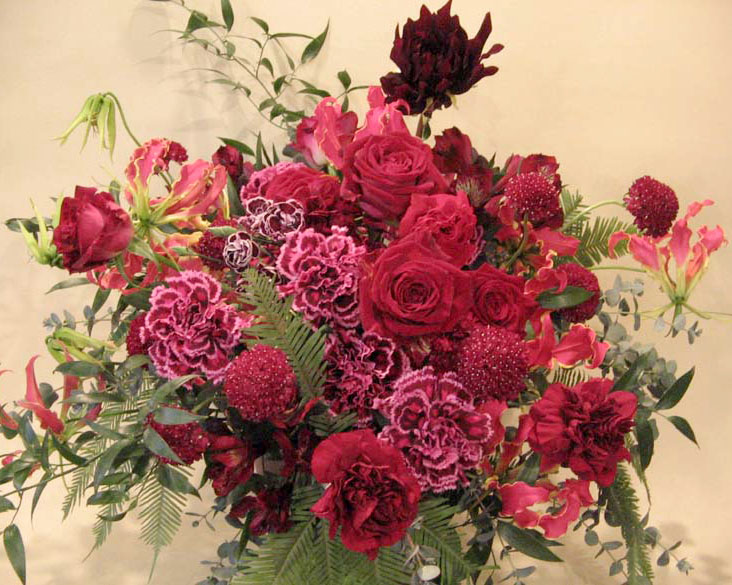 楽屋に贈る花束 深紅のバラ カーネーション花束 二子玉川の花屋 ネイティブフラワーイーダ どこよりも目立つ楽屋花お届けします