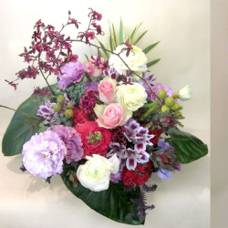 古希祝いの花 70歳の誕生日祝い花　バラとトルコギキョウのアレンジメント　紫の花