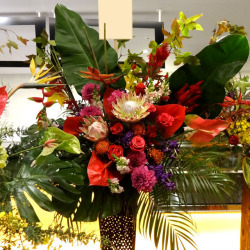 渋谷のクラブに贈る 華やかさと色で勝負 スタンド花　ヘリコニアダイブ