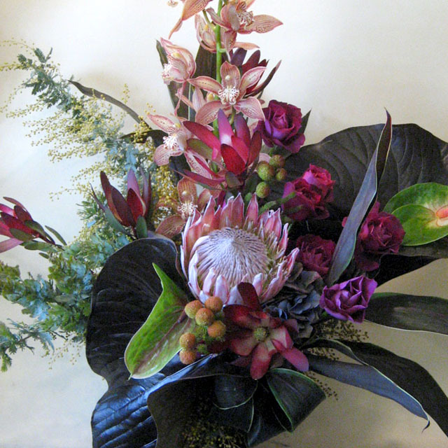 楽屋花 公演祝いのアレンジメント　シックで独創性に富んだデザイン装花