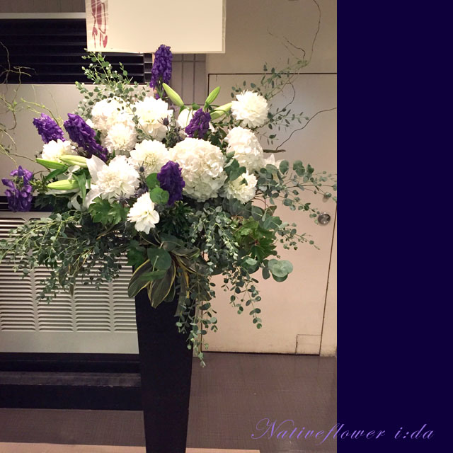 お祝い花東京に贈る　スタンド花　ホワイトパープル