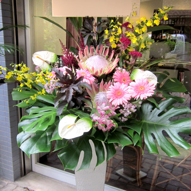 美容室開店祝いスタンド花　ピンクフリー　二子玉川の花屋ネイティブフラワーイーダ