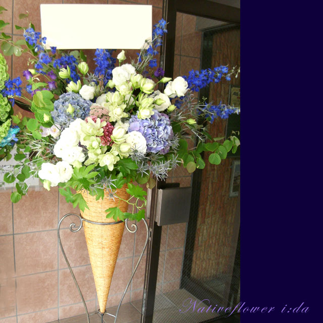開店祝い　スタンド花　二子玉川の花屋　ネイティブフラワーイーダ　お祝いスタンド花 ブルーフラッシュ 