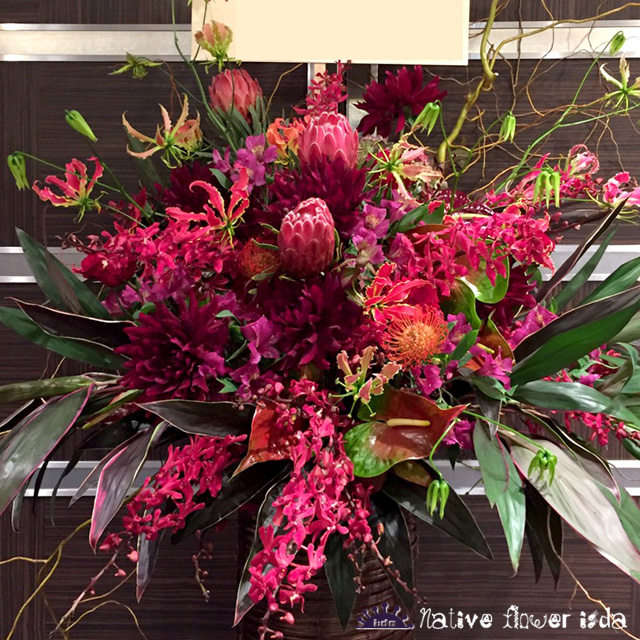 美容室開店祝いのスタンド花　二子玉川の花屋　ネイティブフラワーイーダ　紅花祭